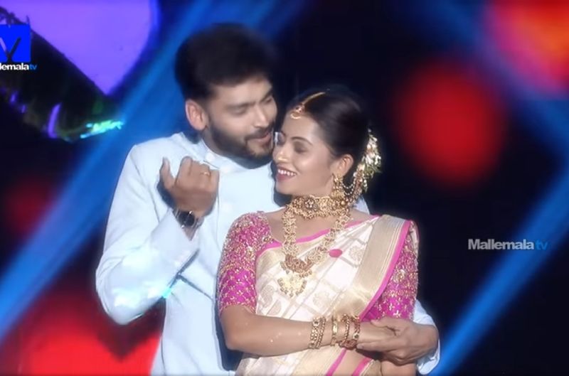 అయితే అదే పోస్ట్ క్రింద ఓ నెటిజెన్... నవ్యస్వామి మొదట అవీష్ గౌడ అనే వ్యక్తితో ఎఫైర్ నడిపింది. అతనితో బ్రేకప్ తరువాత రవికృష్ణతో ఎఫైర్ మొదలుపెట్టింది.. అంటూ కామెంట్ చేశాడు. దీనితో నవ్య స్వామి లవ్ ఎఫైర్స్ సోషల్ మీడియాలో హాట్ టాపిక్ అయ్యాయి.
