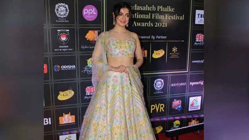 गुलशन कुमार की बहू दिव्या खोसला कुमार रेट कार्पेट पर डिजाइनिंग लहंगे में नजर आईं।
