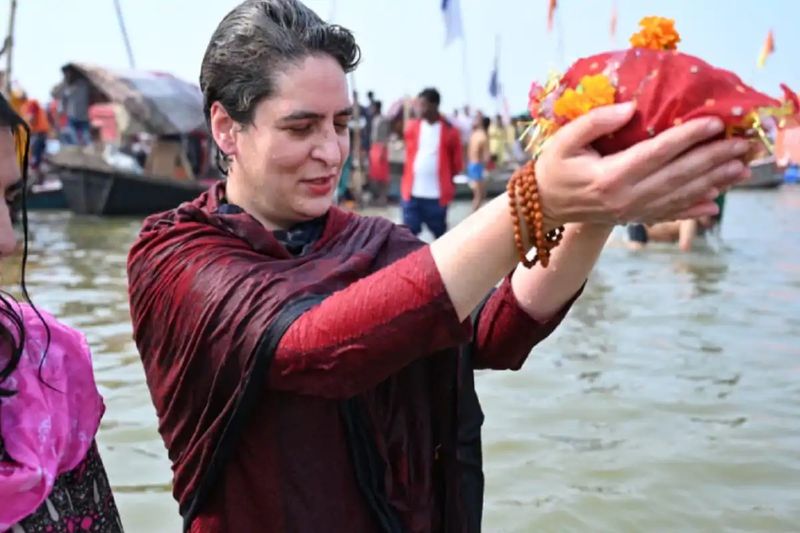<p style="text-align: justify;"><strong>দোটানায় আটকে কংগ্রেস</strong></p>
<p style="text-align: justify;">আসলে, কংগ্রেস বা অন্যান্য মধ্যপন্থী দলগুলি বিজেপির মোকাবিলা করতে গিয়ে ধর্মনিরপেক্ষতা এবং সাম্প্রদায়িকতার এক অদ্ভূত দোটানায় আটকে গিয়েছে। বিজেপির সাম্প্রদায়িক রাজনীতির সাফল্য যেমন তাদের প্রলুব্ধ করছে, স্থানীয় স্তরে নামতে হচ্ছে প্রতিযোগিতায়। তেমনই বিজেপির সঙ্গে নীতিগত তফাৎ রাখতে গিয়ে মুখে আওড়াতে হচ্ছে ধর্মনিরপেক্ষতার বুলি। আর এই দ্বন্দ্ব-দ্বিধার পাকদন্ডির থেকে ভারতের মানুষ এই মুহূর্তে বিজেপি বা আসাদুদ্দিন ওয়াইসির একবগ্গা মনোভাব, সাম্প্রদায়িক-জাতিয়তাবাদ বেশি মনে ধরছে।</p>
<p style="text-align: justify;"> </p>