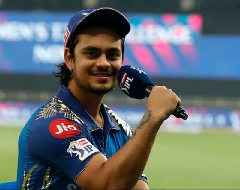 రెండు, మూడు మ్యాచుల్లో ఫెయిల్ అవ్వగానే ఇషాన్ కిషన్ లాంటి యంగ్ ప్లేయర్లను పక్కనబెట్టడంపై ఫ్యాన్స్, రోహిత్ శర్మపై ఆగ్రహం వ్యక్తం చేశారు.