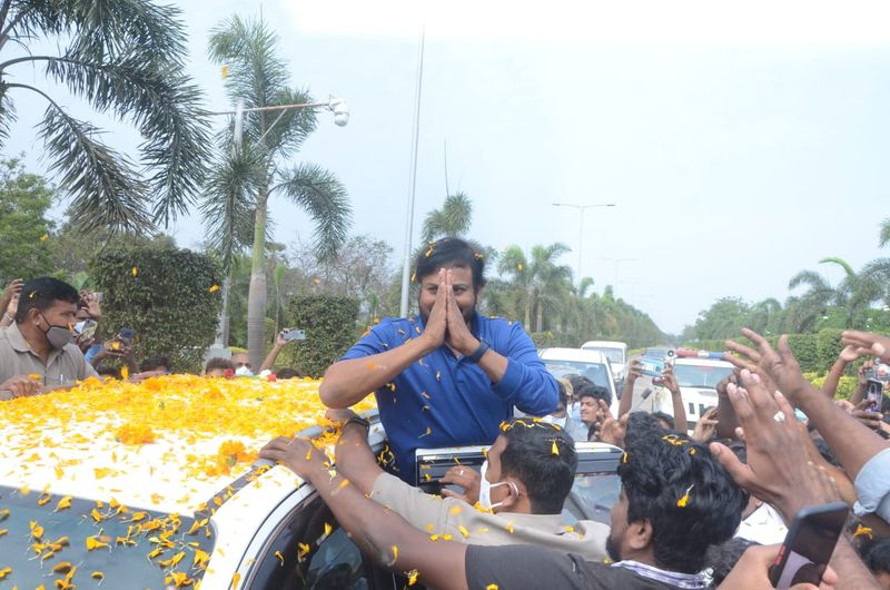 అభిమానుల ఉత్సహాం తీర్చడం కోసం కారు పైనుండి చిరంజీవి అభివాదం చేశారు. అందరి వైపు ఆయన పలకరింపుగా చూశారు.