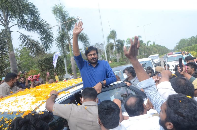 ఎయిర్ పోర్ట్ నుండి బయటికి వచ్చిన చిరంజీవిని చూడడానికి అభిమానులు ఎగబడ్డారు. చిరు నినాదాలు చేస్తూ, జెండాలు ప్రదర్శిస్తూ తమ అభిమానం చాటుకున్నారు.