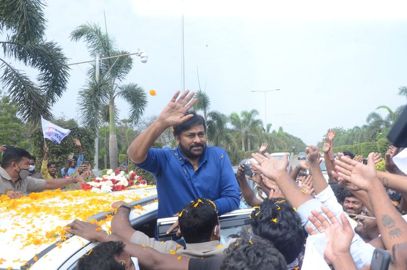 చిరంజీవిని చూసిన ఆనందంలో అభిమానులు తమ కెమెరాలకు పని చెప్పారు. ఆ అరుదైన క్షణాలను తమ కెమెరాలలో బంధిస్తూ ఆనందం వ్యక్తం చేశారు.