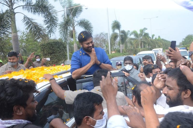 అభిమానులతో కాసేపు గడిపిన చిరంజీవి అక్కడి నుండి బయలుదేరి ఆచార్య షూటింగ్ సెట్స్ కి వెళ్లారు. గోదావరి ప్రాంతంలో గల ఏజెన్సీ ఏరియాలో ఆచార్య షూటింగ్ జరుగుతుందని సమాచారం.