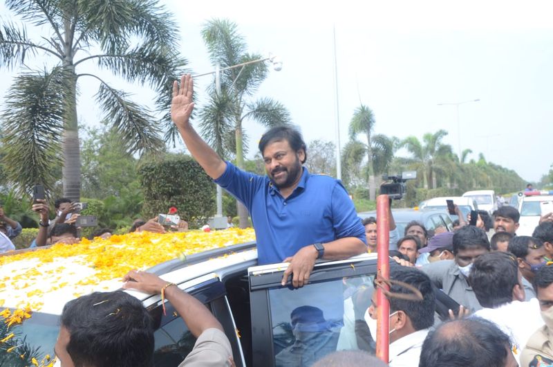 కొద్దిరోజుల క్రితమే రామ్ చరణ్ అక్కడికి చేరుకోవడంతో పాటు షూటింగ్ లో పాల్గొంటున్నారు. తాజాగా చిరంజీవి ఆచార్య షూటింగ్ కోసం తూర్పు గోదావరి జిల్లాకు వెళ్లడం జరిగింది. దర్శకుడు శివ కొరటాల తెరకెక్కిస్తున్న ఈ చిత్రంలో చిరు మరియు చరణ్ కలిసి నటిస్తున్నారు.
