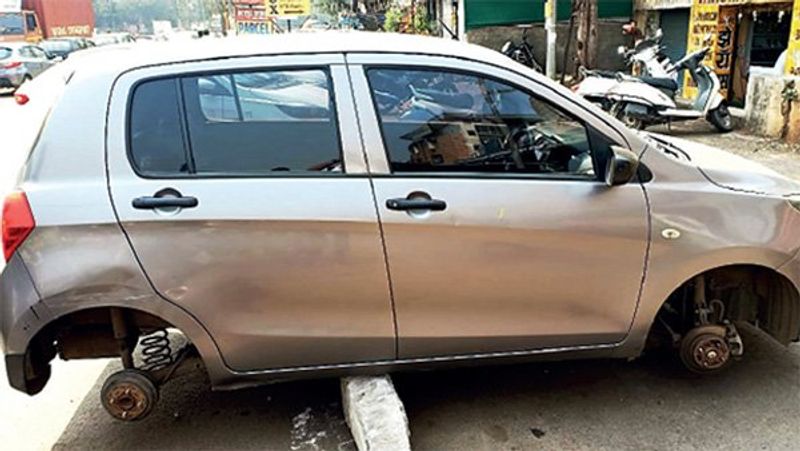 जब दूसरे दिन सुबह वह कार की तरफ बढे तो देखा की कार एक बड़े से पत्थर के सहारे खड़ी है और उसके चारों पहिये निकाल लिए गए हैं। यह देख कर उन्हें विश्वास नहीं हुआ कि पुलिस थाने के इतने नजदीक खड़ी की गई कार से ऐसी चोरी कैसे हो सकती है।