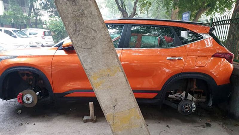 हालांकि, रविंद्र ने सामने ही स्थित चिखली पुलिस स्टेशन में कार के पहियों के चोरी होने की खबर दी और एफआईआर दर्ज करवाया। इस चोरी की घटना के बाद पुलिस एक्शन में आ गई और चोरों का पता लगाने में लग गई। पुलिस ने थाने के आस पास लगे सीसीटीवी कैमरों की फुटेज को निकाला तो पता चला कि तीन चोरों ने रात में इस घटना को अंजाम दिया है।