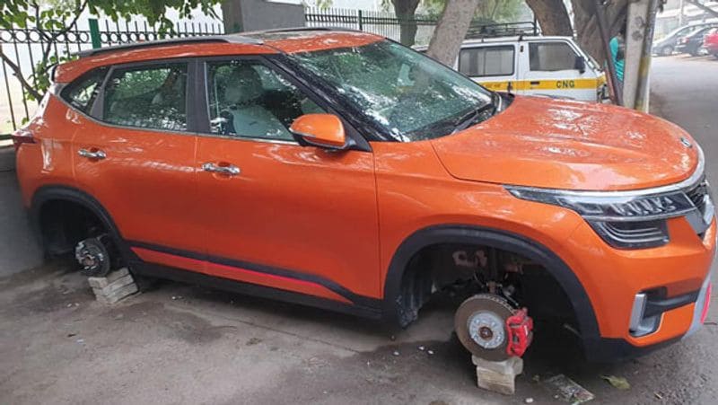 पुणे के रहने वाले 30 वर्षीय रविंद्र बागचंद ने बताया कि मंगलवार की रात में पार्किंग की समस्या के कारण उन्होंने अपनी मारुति सेलेरियो कार को चिखली पुलिस स्टेशन के नजदीक खाली जगह पर पार्क किया था। चिखली पुलिस स्टेशन से कार की दूरी महज 50 मीटर ही थी और रात भर कार वहीं खड़ी थी।