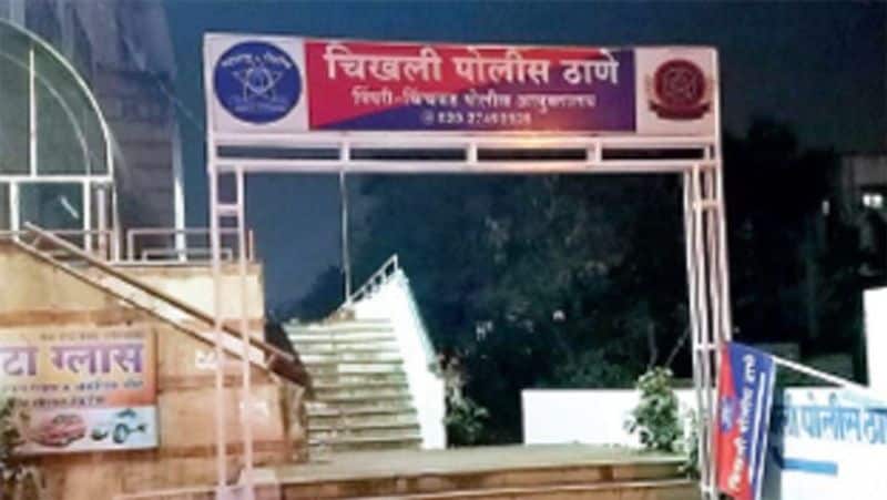 रविंद्र ने पुलिस स्टेशन में कार के चरों टायर चोरी होने की शिकायत दर्ज की है जिसमे उन्हें 20,000 रुपये का नुकसान हुआ है। पुलिस ने इस मामले को आईपीसी की धारा 379 के तहत दर्ज कर लिया है और चोरों की खोज बीन शुरू कर दी है।