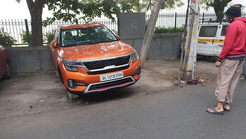बता दें कि दिल्ली में भी पिछले महीने चोरी के कुछ ऐसे ही मामले सामने आये थे। दिल्ली में दो दर्जन से अधिक कारों के टायर चुराने के मामले दर्ज हुए हैं। कार का पहिया चुराने वाले चोर अक्सर अंधेरे या कोने में खड़ी कारों को अपना निशाना बनाते हैं।
पुलिस का कहना है कि इस तरह की चोरियां काफी सुनियोजित तरीके से की जाती हैं। कार के चारों पहिये निकालना आसान नहीं है, इस तरह की चोरी को जल्दी अंजाम देने के लिए लगभग 3-4 लोगों की जरूरत होती है।