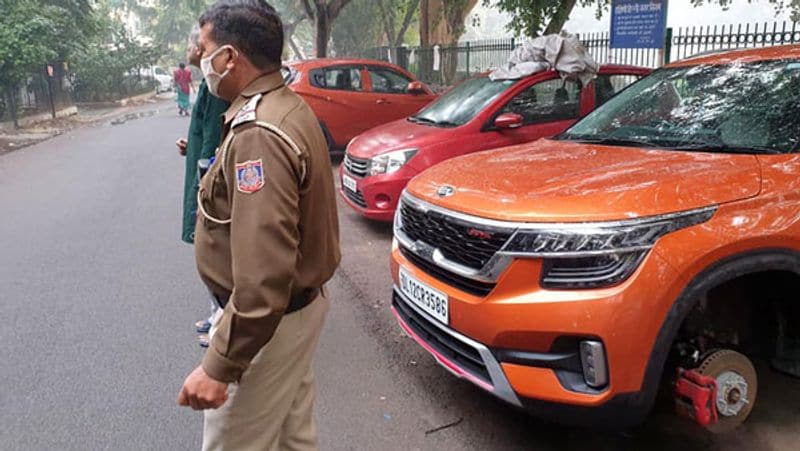 बड़ी कारों के अलॉय व्हील्स की सेकेंड हैंड बाजार में अच्छी कीमत मिल जाती है। ऐसे पहियों का इस्तेमाल खराब पहियों को बदलने या फिर मॉडिफिकेशन के लिए किया जाता है। एक अन्य घटना में सड़क किनारे खड़ी मारुति अल्टो की बैटरी चुरा ली गई। पार्किंग की कमी के कारण सड़क किनारे खड़ी कारों को आसानी से निशाना बनाया जा रहा है।
