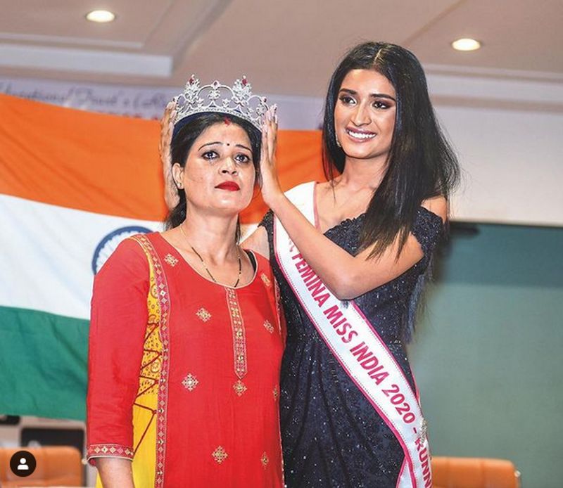 शो जीतकर मान्या ने इंस्टाग्राम पर जीता हुआ ताज अपनी मां और पिता के सिर पर सजाया। इंस्टाग्राम पर मान्या लिखती हैं कि उनकी मां उनसे बहुत ज्यादा सुंदर हैं और वो मजबूती से साथ खड़ी रहीं। मैं अपनी मां की जैसी ही बनना चाहती हूं।