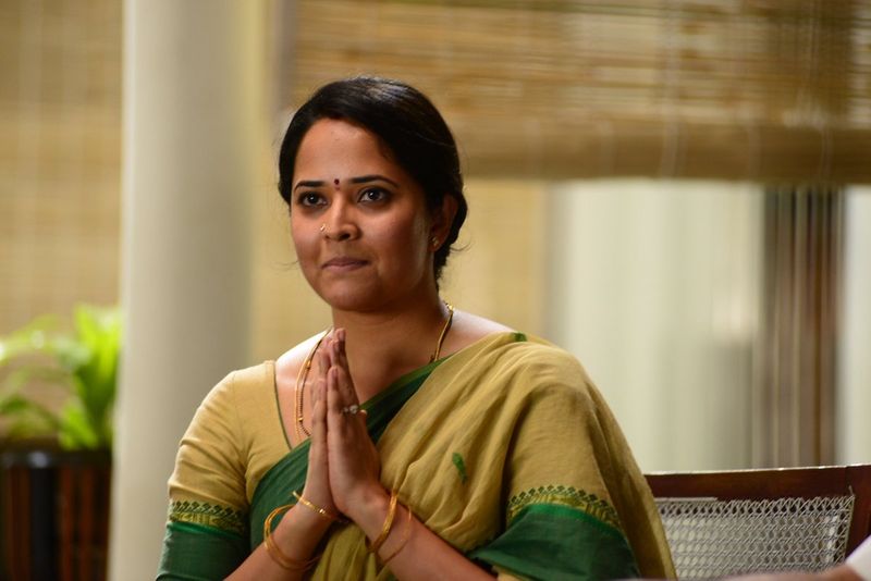 మమ్ముట్టి హీరోగా దర్శకుడు అమల్ నీరద్ `భీష్మ పర్వం` చిత్రాన్ని రూపొందిస్తున్నారు. ఇందులో కీలక పాత్ర కోసం అనసూయని సంప్రదించారట. అందుకు అనసూయ కూడా దాదాపు ఓకే చెప్పిందని టాక్. గతంలో మమ్ముట్టి తెలుగులో నటించిన `యాత్ర` చిత్రంలో అనసూయ కీలక పాత్ర పోషించిన విషయం తెలిసిందే.