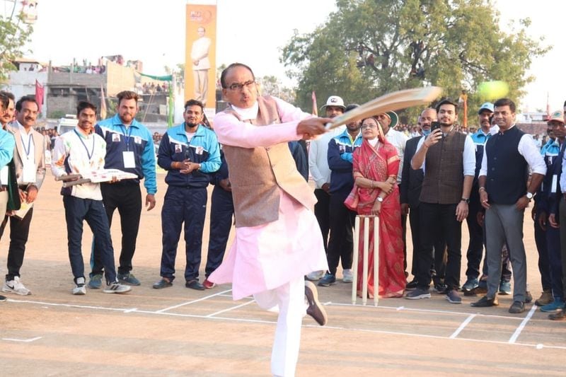 सीएम शिवराज सिंह चौहान का इस बार वैलेंटाइन डे के मौके पर भी नया अंदाज फिर देखने को मिला था, जब सीएम अपनी पत्नी साधना सिंह के साथ राजधानी भोपाल के सैर सपाटा पर पहुंचे थे।