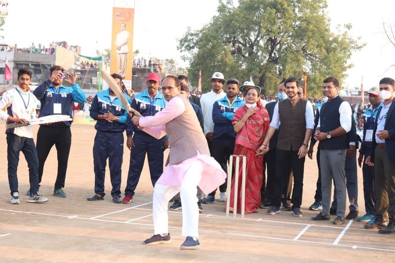 सीएम शिवराज सिंह चौहान की इन तस्वीरों पर तरह-तरह के कमेंट्स भी आ रहे हैं। बता दें कि बीते दिनों सीएम शिवराज सिंह चौहान सीधी जिले में गए थे। जहां बस हादसे में मारे गए 51 लोगों के परिजनों से मुलाकात किए थे। इस दौरान वो सीधी जिले के सर्किट हाउस में रात्रि निवास किए थे, लेकिन मच्छरों के कारण रात में सो नहीं पाए थे। 