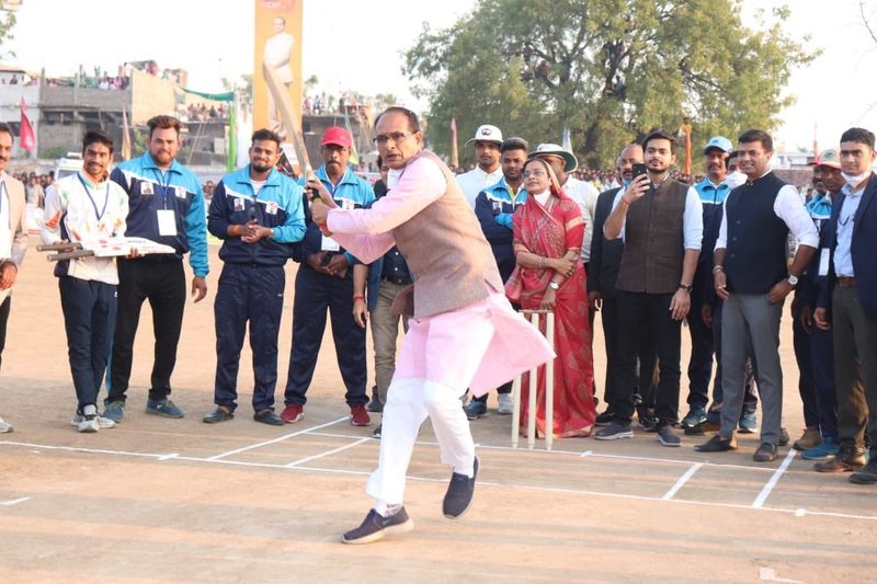 सीएम भोर में चार बजे ही पानी टंकी का मोटर बंद करने चले गए थे, जिसके बाद व्यवस्था की पोल खुल गई थी। हालांकि इस घटना के बाद अधिकारियों पर कार्रवाई हुई थी। जिसमें एक इंजीनियर सस्पेंड कर दिया गया था।