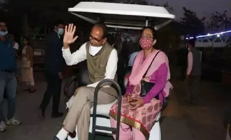 दोनों यहां के एक-दूसरे के साथ काफी देर तक घूमते नजर आए थे। इस दौरान सीएम शिवराज ने कहा कि वह आम आदमी के मुख्यमंत्री हैं। इसलिए आम आदमी की तरह लोगों से मिल रहा हैं। 
