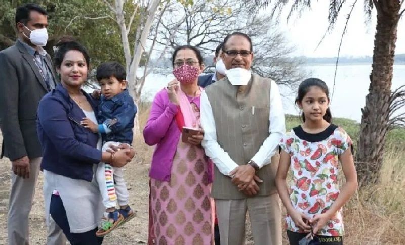 दोनों यहां के एक-दूसरे के साथ काफी देर तक घूमते नजर आए थे। इस दौरान सीएम शिवराज ने कहा कि वह आम आदमी के मुख्यमंत्री हैं। इसलिए आम आदमी की तरह लोगों से मिल रहा हैं। 