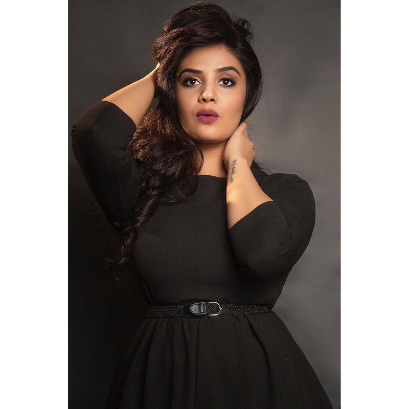 బ్లాక్ డ్రెస్లో బ్లాక్ బెర్రీలా ఉన్నావంటూ, బ్యూటీఫుల్, వాహ్ అంటూ కామెంట్ చేస్తున్నారు నెటిజన్లు. ప్రస్తుతం ఈ ఫోటోలు సోషల్ మీడియాలో వైరల్ అవుతున్నాయి.