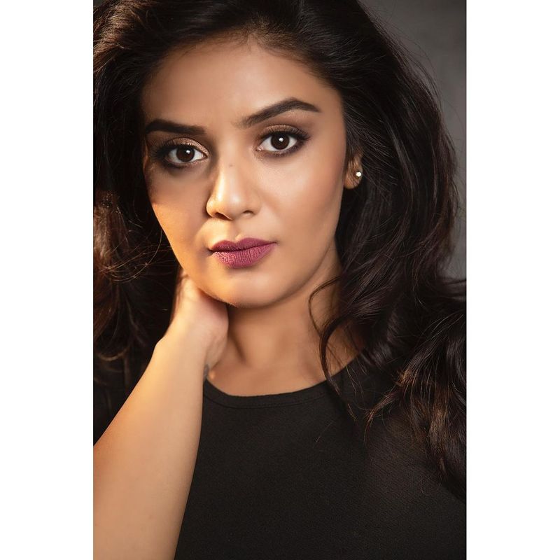 ఈ షోలో పలు ఆసక్తికర, షాకింగ్ కామెంట్స్ చేసిన విషయం తెలిసిందే. తనకు లవర్ ఉన్నాడని, ఆల్రెడీ కమిటెడ్ అని పేర్కొంది.