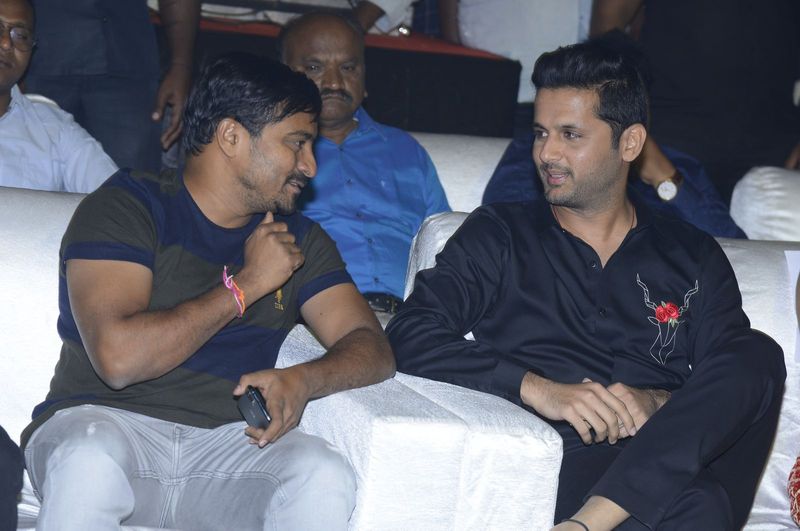 నితిన్ ఇంకా చెబుతూ, `ఈ సినిమా దర్శకుడు చంద్రశేఖర్ యేలేటి నాలోని కొత్త నటనని వెలికితీశారు. ఇన్నాళ్లు నేను చేసిన యాక్టింగ్ మర్చిపోయి చేసేలా చేశారు. ప్రతి సీన్కి పది పదిహేనుల టేక్లు తీసుకునే వారు. అలా నాకు అసలైన యాక్టింగ్ని నేర్పించారు. జెన్యూన్ యాక్టింగ్ నేర్పించారు. అందుకు మీకు ధన్యవాదాలు` అని అన్నారు.