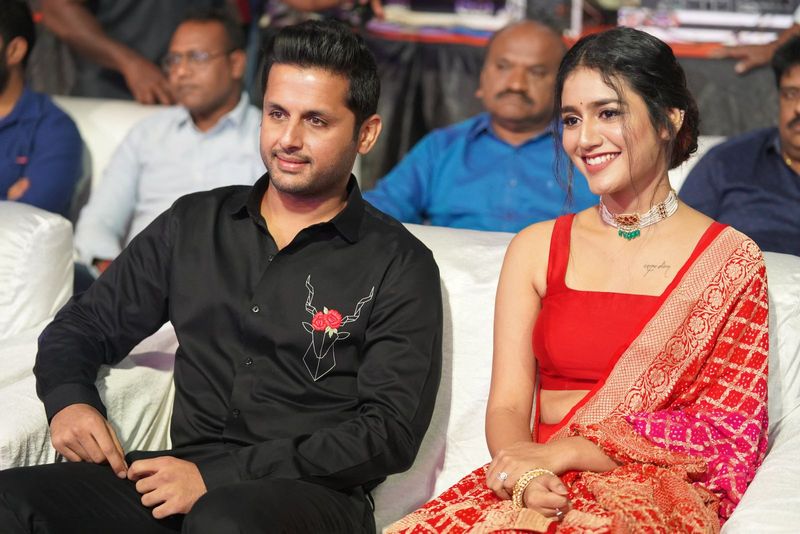 `నితిన్ ఈ సినిమా గురించి చాలా బాగా చెప్పాడు. దీనికోసం చాలా కష్టపడ్డాడు. చంద్రశేఖర్గారు సినిమా వస్తుందంటే యూత్, ఆడియెన్స్ బాగా వెయిట్ చేస్తారు. కచ్చితంగా మంచి సినిమా తీస్తారని. ఇది ఆయన కెరీర్లో పెద్ద బ్లాక్ బస్టర్ కావాలని కోరుకుంటున్నా` అని వరుణ్ తేజ్ తెలిపారు.