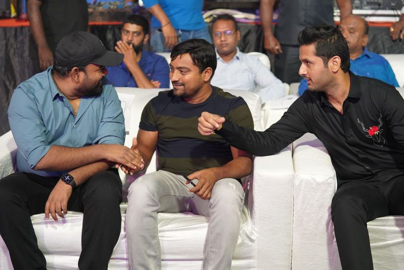 వరుణ్ తేజ్, రాజమౌళి ఫ్యాన్స్ కి ధన్యవాదాలు. మ్యూజిక్ డైరెక్టర్ కళ్యాణ్ మాలిక్ సంగీతం సినిమాని మరో రేంజ్కి తీసుకెళ్తుందని నితిన్ చెప్పారు.
