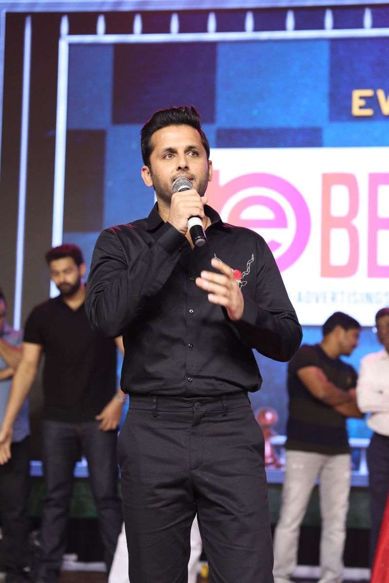 హీరో నితిన్ మాట్లాడుతూ, `తెలుగు సినిమాని వరల్డ్ మ్యాప్లో పెట్టినందుకు రాజమౌళి గారికి థ్యాంక్స్. నా నాల్గో సినిమానే `సై` రూపంలో బ్లాక్ బస్టర్ని అందించారు రాజమౌళి. అది వచ్చి చాలా ఏళ్లు అవుతున్నా ఇప్పటికీ గుర్తిండిపోయింది. బిజీ షెడ్యూల్లో ఇక్కడికి వచ్చిన రాజమౌళికి థ్యాంక్స్` అని చెప్పాడు.