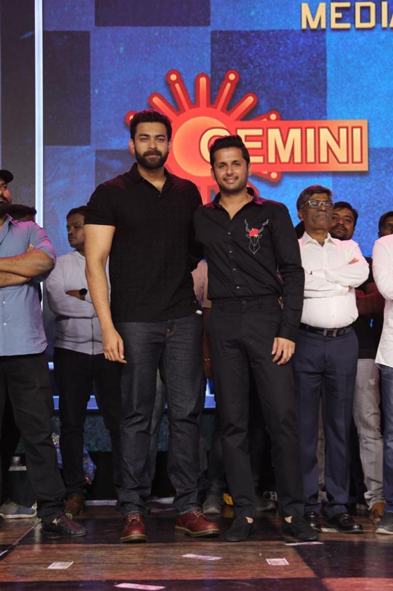 మరో గెస్ట్ హీరో వరుణ్ తేజ్ చెబుతూ, `రాజమౌళి గురించి ఎప్పుడు మాట్లాడే అవకాశం రాలేదు. ఇప్పుడు స్టేజ్ షేర్ చేసుకోవడం ఆనందంగా ఉంది. స్కూల్ టైమ్ నుంచి మీ సినిమాలు చూశాను. మీకు పెద్ద అభిమానిని. డ్రీమ్ బిగ్ అనేది మీరు చూపించారు` అని తెలిపారు.
