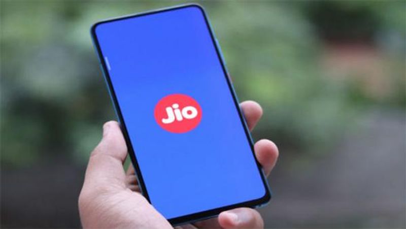 ৩০০ মিনিট ফ্রি আউটগোয়িং কলের সুবিধার তালিকা শুধুমাত্র রাখা হয়েছে জিও ফোন ব্যবহারকারীদের। তবে এই অফার কতদিন পর্যন্ত গ্রাহকদের মিলবে তা স্পষ্ট করে কিছু উল্লেখ করা হয়নি ।