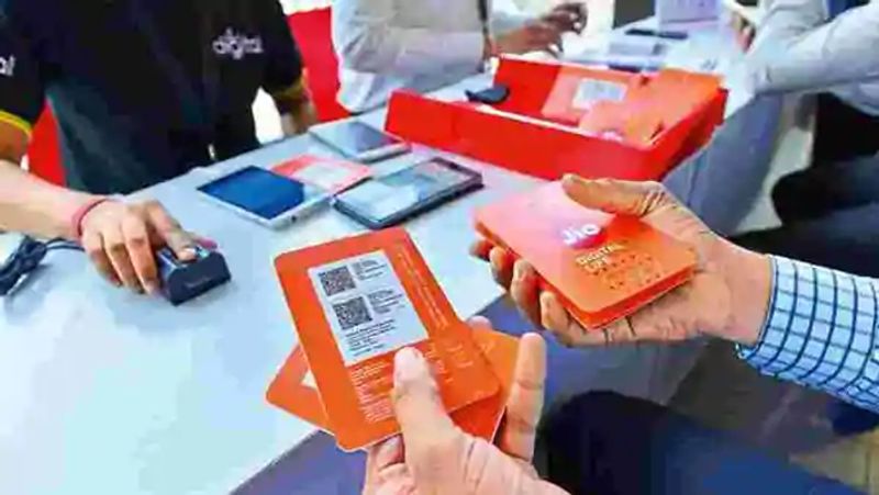 इससे पहले भी कई बार रिलायंस के मुफ्त रिचार्ज की खबरें वायरल होती रही हैं। लॉकडाउन में सोशल मीडिया पर ऐसा ही मुफ्त रिचार्ज का मैसेज वायरल हुआ थखा। दावा किया गया था कि मुकेश अंबानी कोरोना काल में बच्चों की ऑनलाइन एजुकेशन में मदद के लिए 555 रुपए का 3 महीने वाला जियो रीचार्ज मुफ्त दे रहे हैं। वायरल मैसेज में लिखा था- Coronavirus की वजह से बच्चो के Online पढ़ाई के लिए मुकेश अंबानी ने 1 Million Jio यूजर को ₹ 555 का 3 महीने वाला रिचार्ज फ्री में देने का वादा किया है तो अभी नीचे नीले रंग की लिंक पर क्लिक करके अपने नंबर पर रिचार्ज करें। मैंने फ्री रिचार्ज पाया, आप भी कर सकते हो। हालांकि ये मैसेज और दावा भी फर्जी निकला था।
