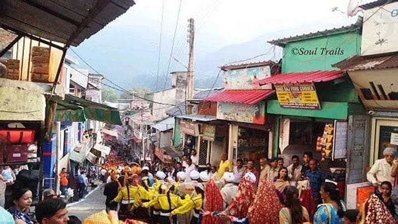 एक वक्त था जब गांव के लोगों की आमदनी का जरिया सिर्फ खेती और पशुपालन था। यहां के लोग मसूरी और देहरादून जाकर दूध बेचा करते थे, जिसमें बहुत मेहनत लगती थी और कमाई भी इतनी नहीं होती थी। इसी दौरान गांव के लोगों ने मसूरी में कुछ लोगों को पनीर बेचते देखा, तब उन्होंने सोचा कि क्यों न उन्हें भी दूध की जगह पनीर बेचना चाहिए।