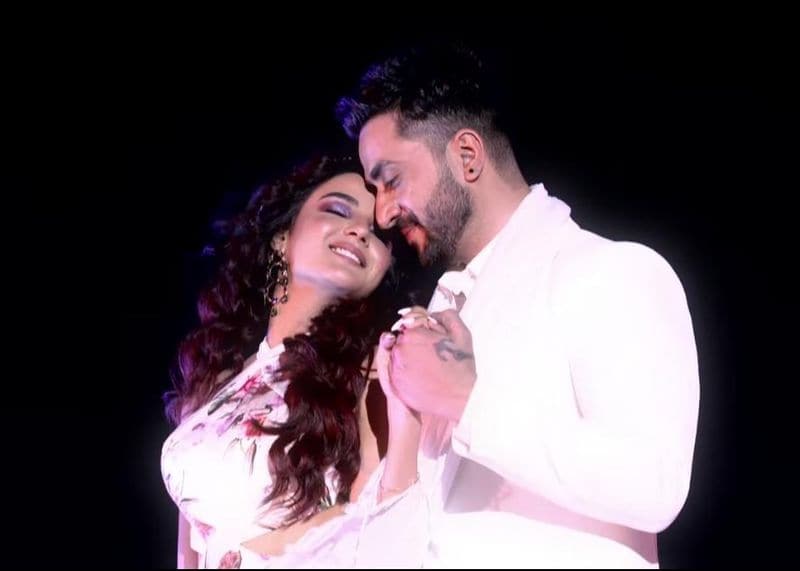 In the finale, Aly and Jasmin gave a romantic performance on 'Mere Naam Tu', and later the actress said 'I Love You' to Bigg Boss finalist Aly Goni. They looked so in love and dreamy and ethereal in the performance, wearing white ensembles.
Picture Credit: Colorstv Instagram