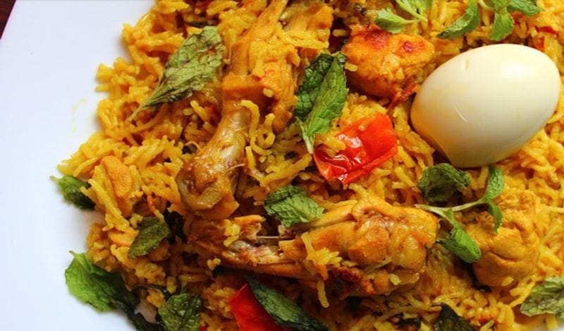 <p style="text-align: justify;">চিকেন না ডিম , ডায়েটে কোনটা রাখবেন। বিশেষজ্ঞদের মতে, ডায়েটে ডিম ও চিকেন উভয়েই রাখা যেতে পারে।<br />
</p>