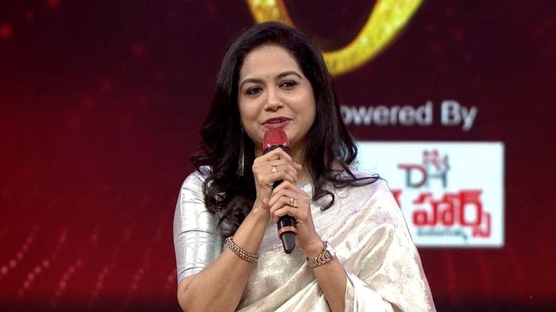 రామ్ కోసం ఈ పాట పాడుతున్నట్టు చెప్పింది సునీత. అద్భుతంగా పాట పాడి అక్కడ ఉన్న వారందరిని ప్రేమలో మునిగి తేలేలా చేసింది. ఆ మధుర గానంలో తన్మయత్వం చెందారు.