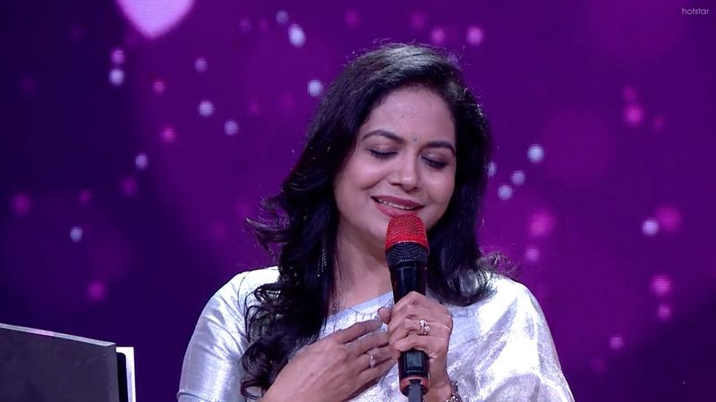 ఇంతలో రామ్ ఎంట్రీ ఇచ్చారు. సునీతకు తెలియకుండా ఆయన స్టేజ్పైకి వచ్చి ఆమెని సర్ప్రైజ్ చేశారు. దీంతో సునీత నిజంగానే సర్ప్రైజ్కి గురయ్యింది. వచ్చి ఫ్లవర్ ఇచ్చి ఐ లవ్ యూ చెప్పాడు రామ్.