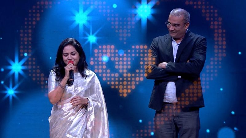దీనికి సునీత స్పందిస్తూ, ఎప్పుడు పెళ్లి చేసుకోవాలనుకున్నానో, అప్పుడు చెప్పాను `ఎస్` అని అన్నారు. తమది పెళ్లి తర్వాత ప్రేమ అని చెప్పుకొచ్చారు సునీత.