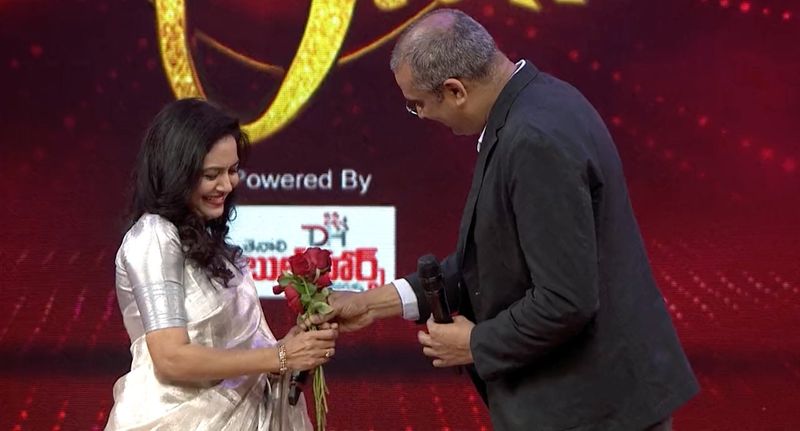 సునీతకి రామ్ ఫ్లవర్ ఇచ్చే సన్నివేశం ఆకట్టుకుంటుంది.