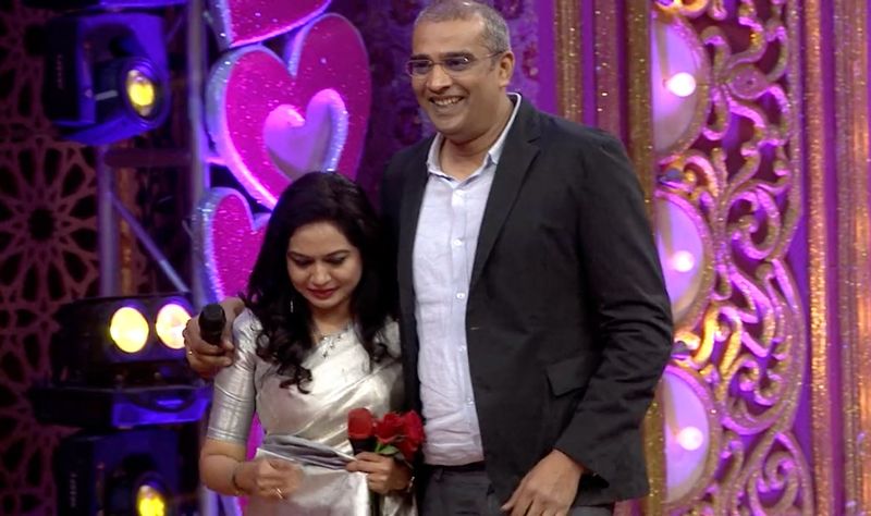 దీంతో అక్కడున్న వారంతా ఎమోషనల్ అయిపోయారు. ఈ సందర్భంగా రామ్,సునీత కంటెస్టెంట్లకి అభివాదం తెలియజేసి అక్కడి నుంచి నిష్క్రమించారు.