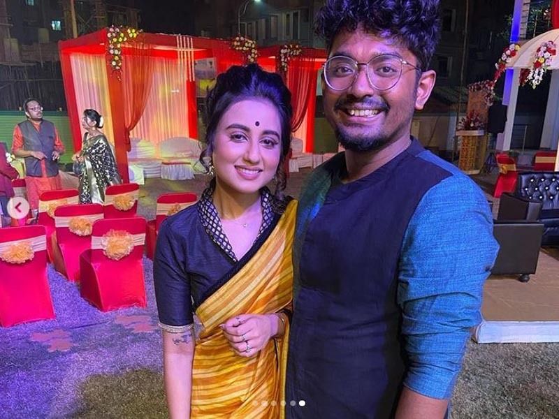 <p><br />
নিজেদের সম্পর্ক নিয়ে স্বস্তিকা জানিয়েছেন, সেভাবে প্রেম, আই লাভ ইউ বলা নয়, বরং পাশে আছি পাশে থাকব, এটাই তাদের সম্পর্কের সমীকরণ।<br />
</p>