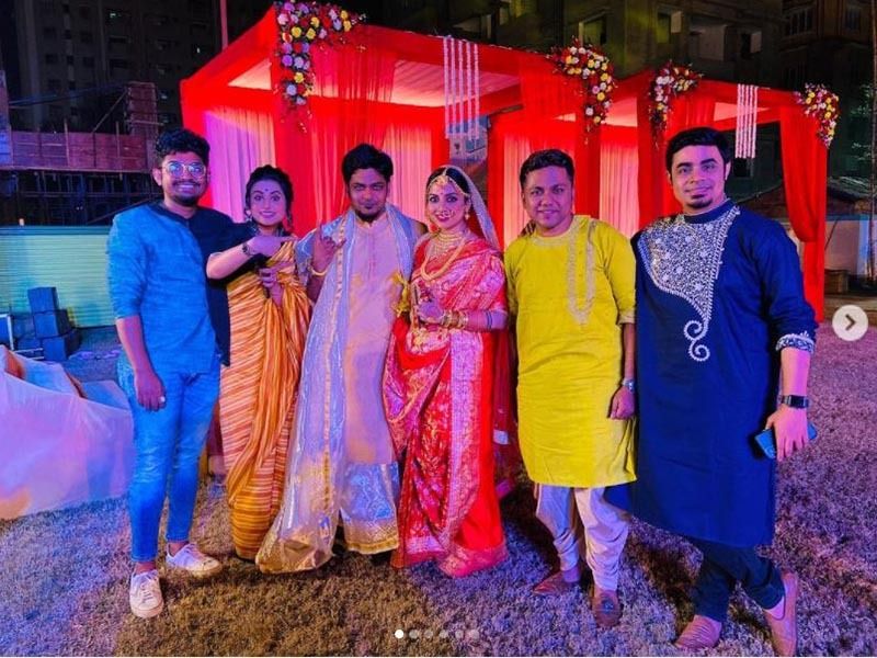 <p><br />
সদ্যই গায়ক দুর্নিবার ও মীনাক্ষির আইবুড়ো ভাত থেকে বিয়ে সবেতেই নজর কেড়েছেন শোভন-স্বস্তিতা। মিক্স অ্যান্ড ম্যাচ কম্বিনেশন সেজে নেটিজেনদের নজর কেড়েছেন টলিপাড়ার নতুন লাভবার্ডস।</p>