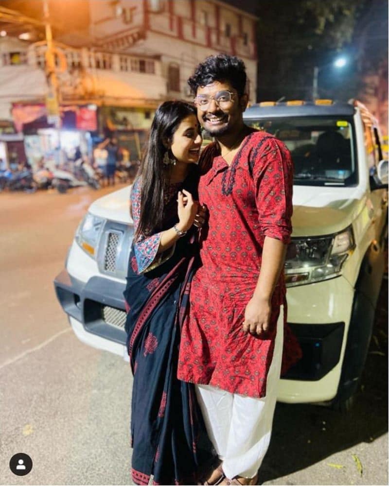 <p>সোশ্যাল মিডিয়াতে প্রকাশ্যেই ভালবাসার কথা স্বীকার করে নিলেন এই লাভবার্ডস।শোভনের বুকে মাথা রেখেই যেন ভালবাসার সম্মতি জানিয়েছেন স্বস্তিকা। প্রেমের মরশুমে একে অপরকে স্বীকৃতি দিলেন টলিপাড়ার এই নয়া কাপলস।</p>