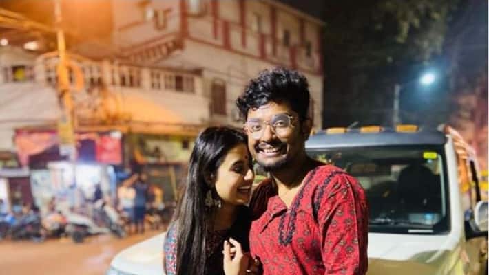 swastika dutta turns singer and learning guiter form boyfriend Shovan ganguly BRD swastika dutta turns singer and learning guiter form boyfriend Shovan ganguly BRD