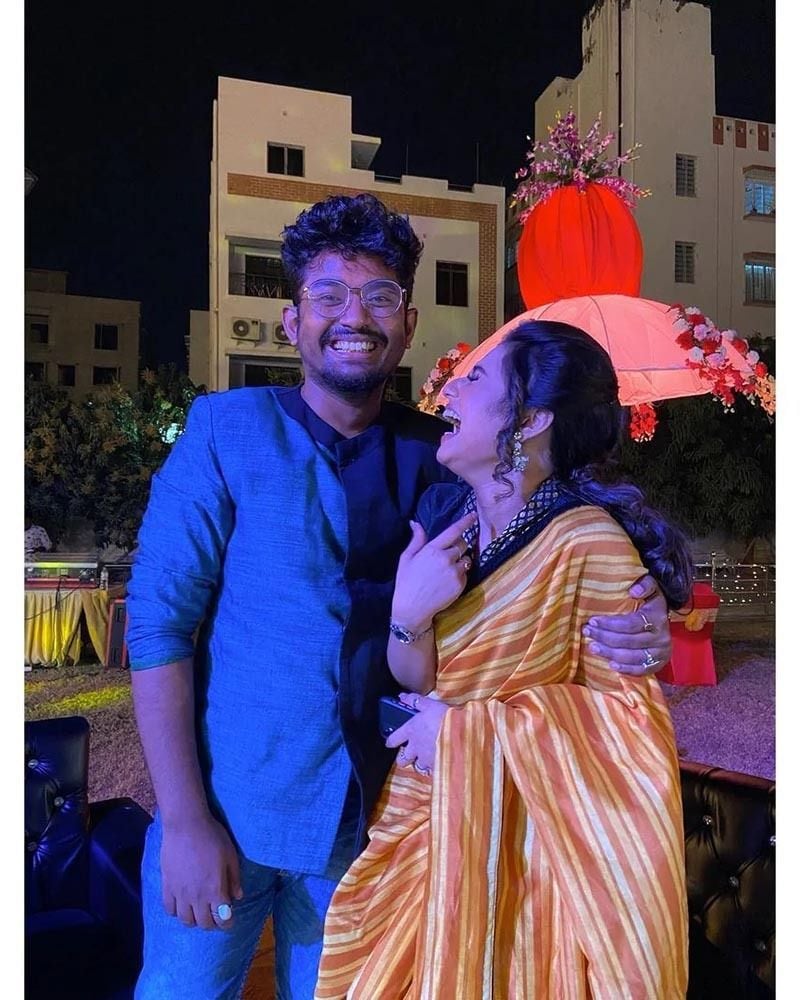 <p>বন্ধুর বিয়ের ছবি শেয়ার করার পাশাপাশি নিজেদের একান্ত ঘনিষ্ঠ মুহূর্তের ছবিও প্রকাশ্যে এনেছেন এই জুটি। যেখানে প্রেমিকের গলা জড়িয়ে দেখা গেছে স্বস্তিকাকে, এবং প্রেমিকার হাসিতে মজেছেন শোভন। ভালবাসার উষ্ণ ছবিগুলি রাতারাতি ভাইরাল অন্তর্জালে। </p>