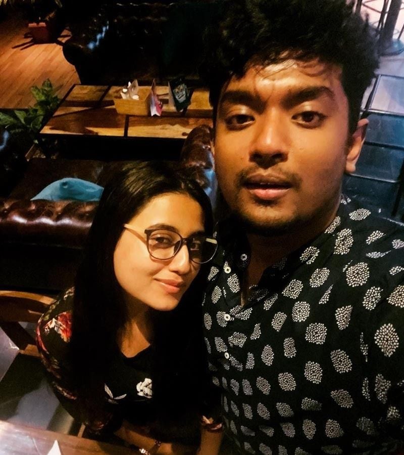 <p>লুকোছাপা-রাখঢাক এসব এখন অতীত। ইনস্টাগ্রামেই জমে উঠেছে প্রেম। টলিপাড়ার নায়ক-নায়িকাদের ইনস্টা-স্টোরিতেই প্রকাশ পাচ্ছে ব্যক্তিদত একান্ত মুহূর্তগুলি। </p>