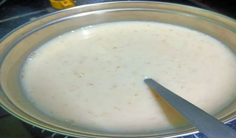 अब दूध में चीनी की जगह गुड़ मिलाएं। ये दूध में मिठास भी लाएगा। साथ ही इसके औषधीय गुण भी इसकी वैल्यू बढ़ाएंगे।