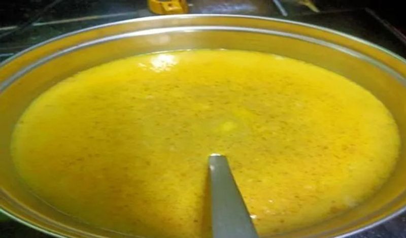 अब इस दूध को गैस पर चढ़ा दें। एक उबाल आने के बाद गैस का फ्लेम लो कर दें।