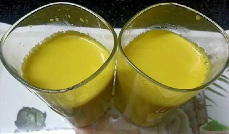 अब इसे गैस से उतार लें। इसे गिलास में डालकर सर्व करें। इसे रात को पीने से सुबह तक सर्दी-खांसी तुरंत ठीक हो जाएगी।