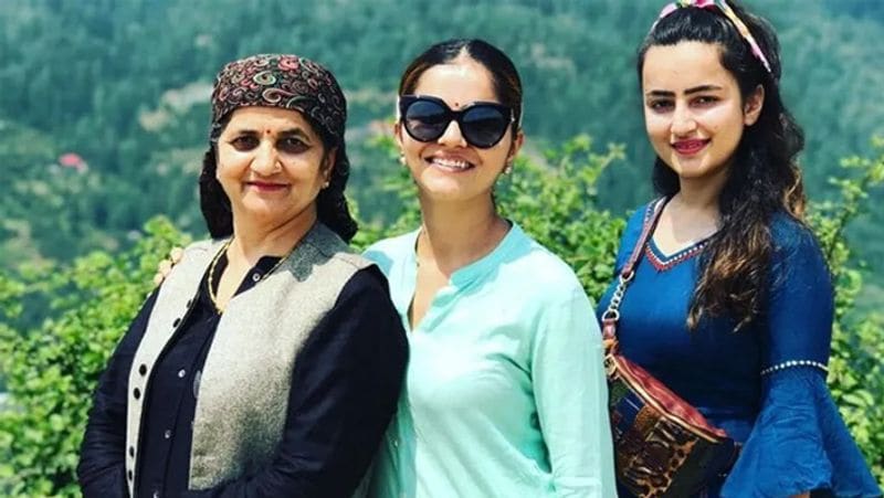 रुबीना की बहन नैना उर्फ ज्योतिका ने 'बिग बॉस' के घर पर आकर रुबीना की खूब तारीफ की थी और उन्हें शेरनी का टैग दिया था। इस पर रुबीना बेजद इमोशनल हो गई थीं। ज्योतिका अपनी बहन और जीजाजी के सपोर्ट में ट्विटर पर भी काफी एक्टिव रही थीं। 