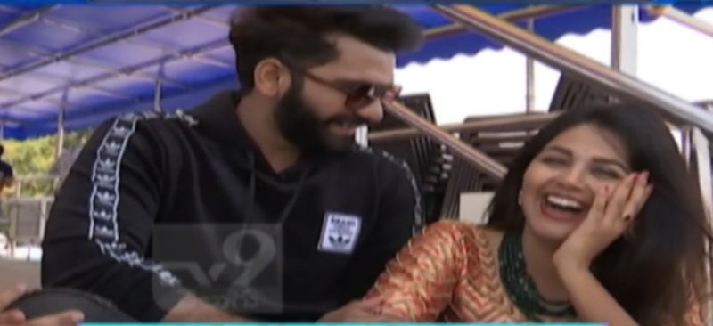ప్రేమకు స్నేహానికి మధ్య ఊగిసలాడుతూ ఎటూ తేల్చుకోలేని స్థితిలో మోనాల్-అఖిల్ ఉన్నట్లు వారి సమాధానం బట్టి తెలుస్తుంది.